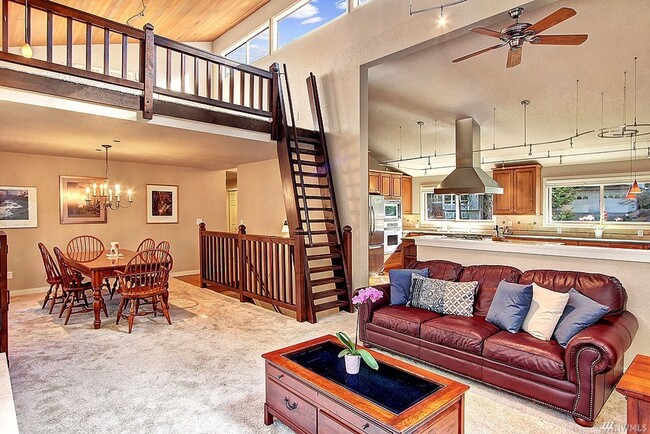 Building Photo - Beautifully Updated 4-Bedroom Home with Lo...