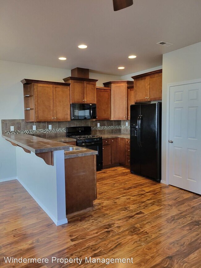 Building Photo - 3 br, 2.5 bath House - 281 NE Miramar Circle