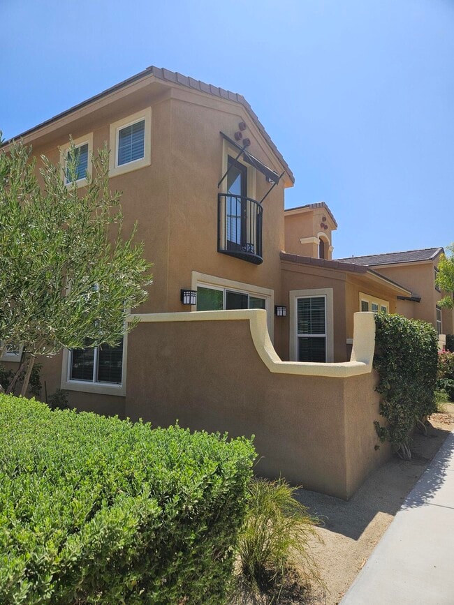 Building Photo - 52414 Hawthorn Ct