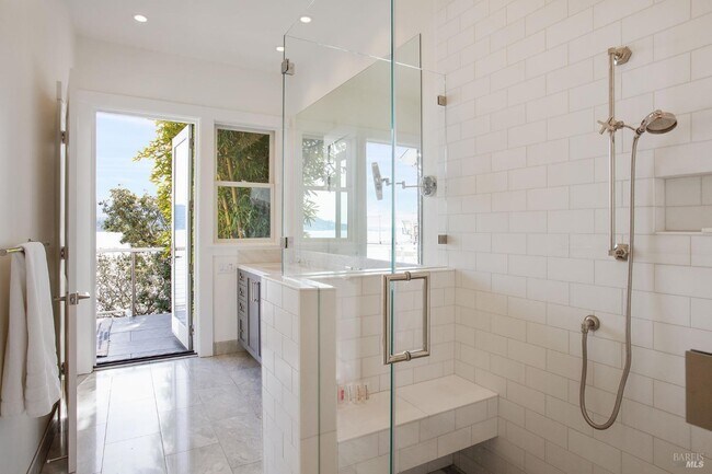 Foto del edificio - 386 Greenwood Beach Rd