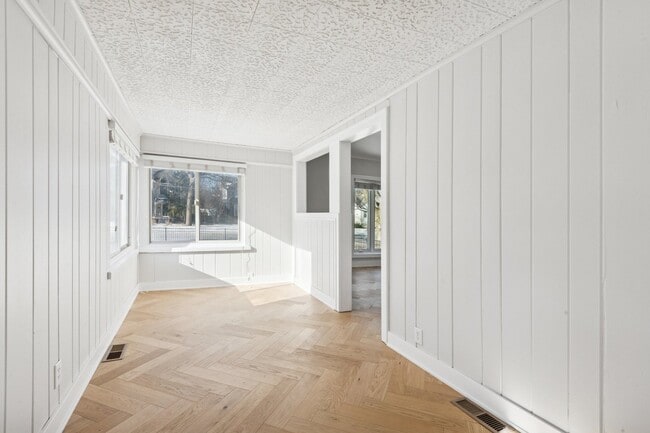 Foto del edificio - 713 Warrenville Rd