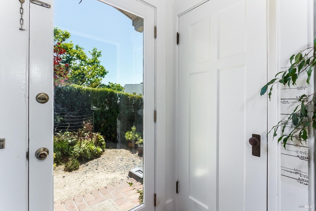 Foto principal - 264 B St