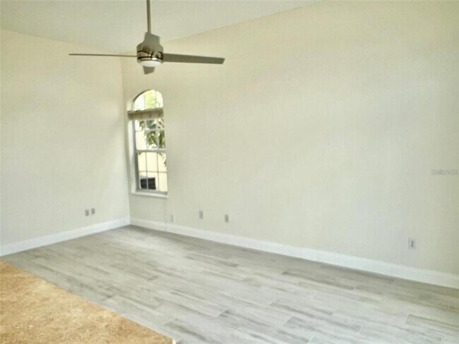 Building Photo - 844 W Charing Cross Cir