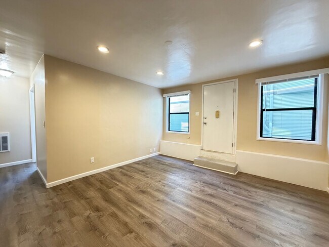 Building Photo - 1523 Broadway