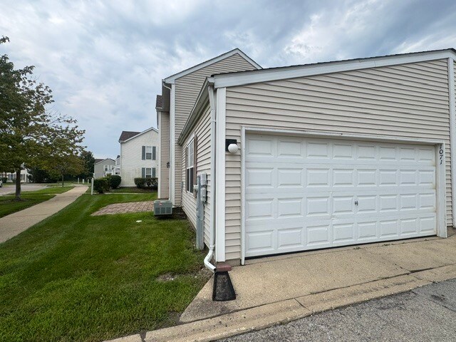 Building Photo - 1071 Symphony Dr