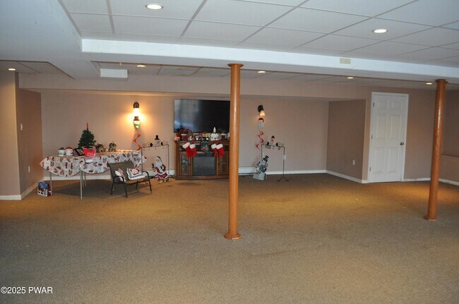 Foto del edificio - 56 Sterling Rd