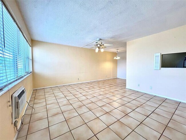 Building Photo - 625 Antioch Ave