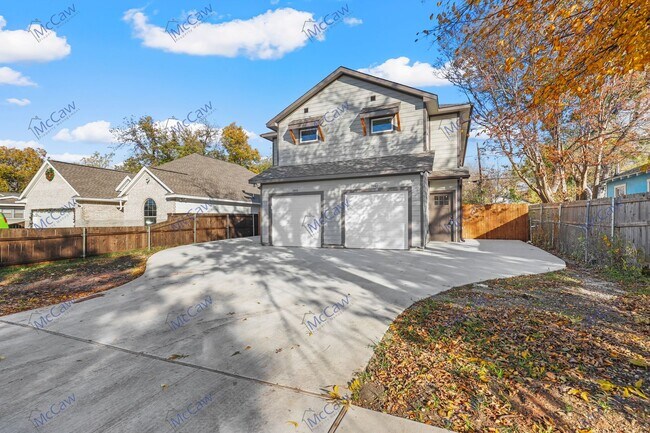 Building Photo - 3/2.5 Duplex Near TCU! - PRICE IMPROVEMENT!