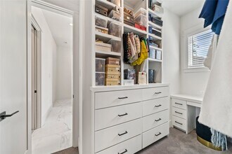 Building Photo - 620 E 26th St