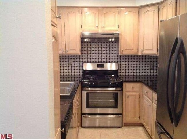 Building Photo - Large Updated Two-Story Townhouse For Rent