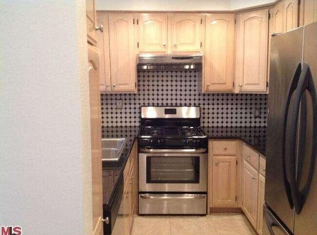 Foto del edificio - Large Updated Two-Story Townhouse For Rent