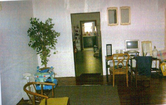 Interior - 541 E Chestnut St