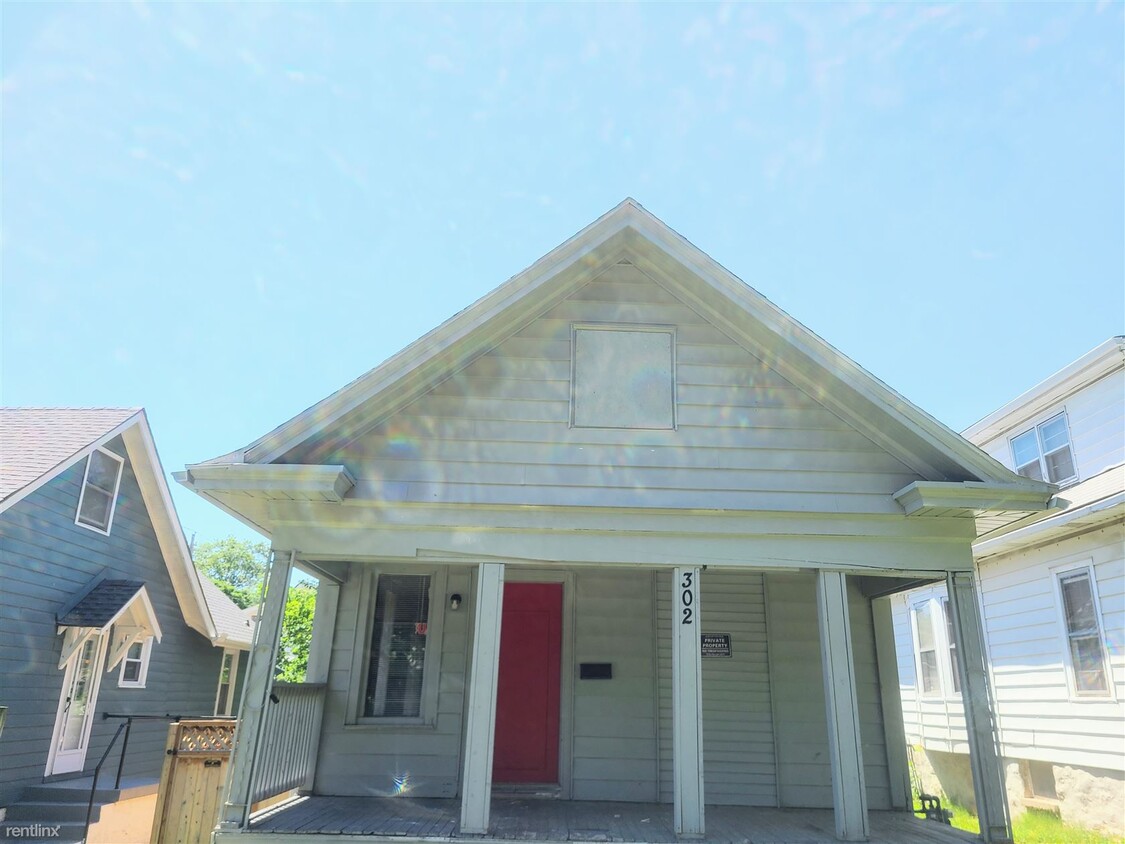 2 br, 1 bath House 302 N Oakley Ave House Rental in Kansas City, MO