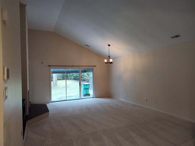 Foto del edificio - Move-in ready home Located in the Carmel V...