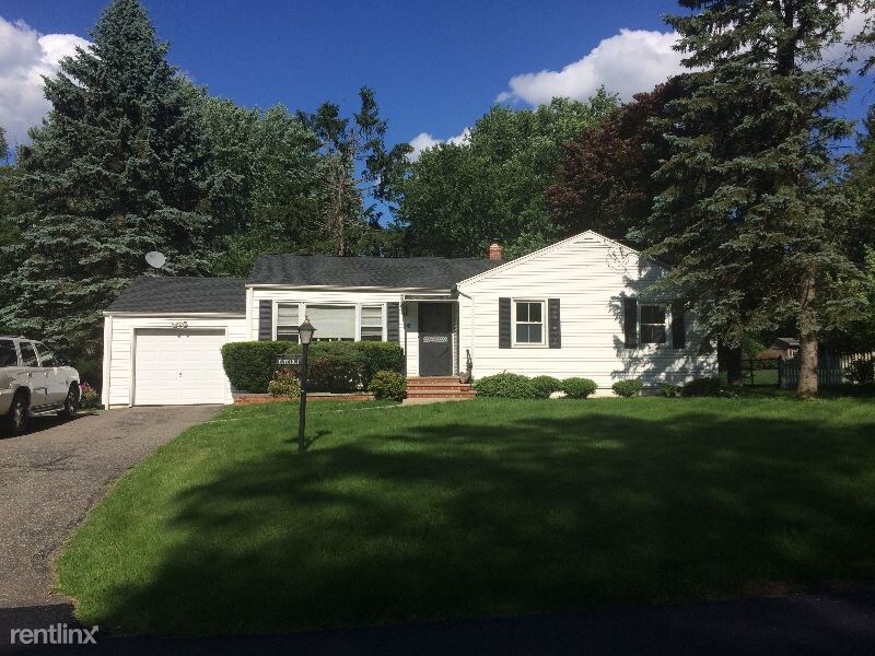 Foto principal - 3 br, 1 bath Apartment - 6 Clover Ln.
