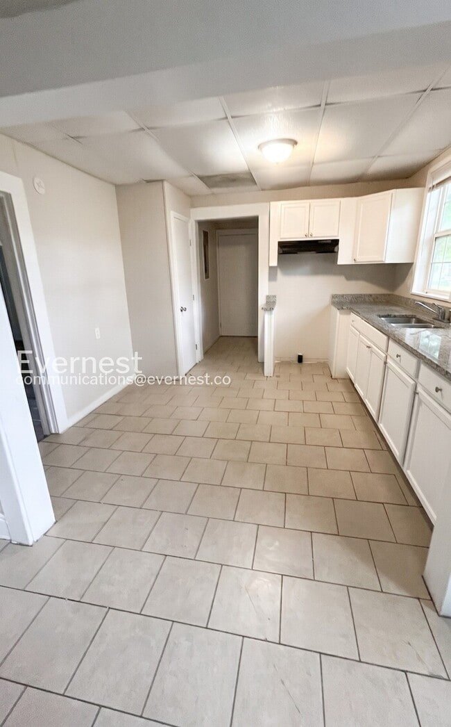 Building Photo - 4Bed/2Bath/Available Now!