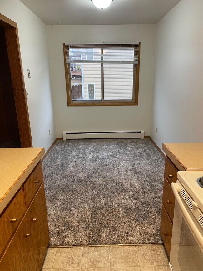 Foto del edificio - APPLICATION PENDING -- Massive 2 Bed/1 Bat...