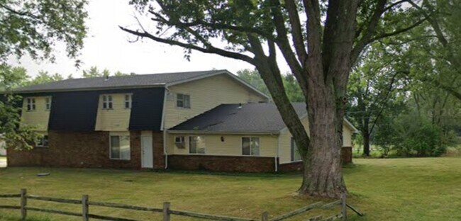 Building Photo - 9015 Midway Dr