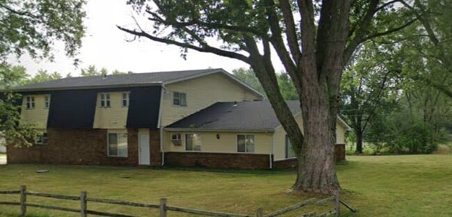 Building Photo - 9015 Midway Dr