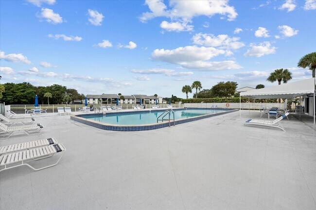 Foto del edificio - 1014 Green Pine Blvd