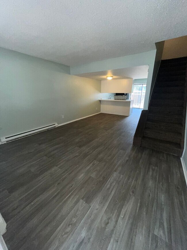 Foto del edificio - COMING SOON - Newly Renovated 2-story Apar...