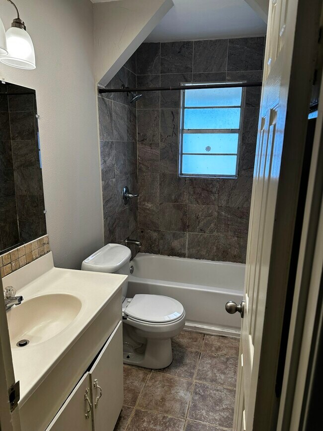 Foto del edificio - 402 E Pine Ave
