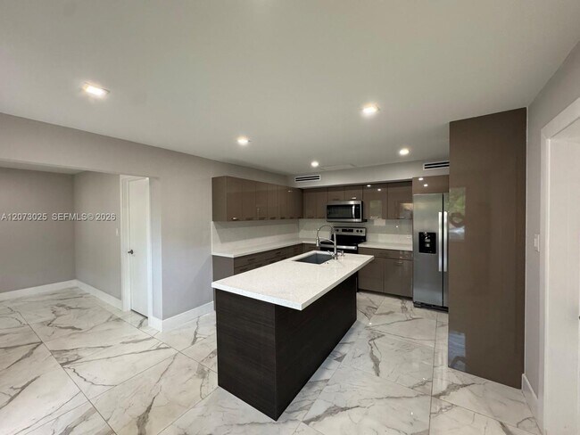 Foto del edificio - 15011 Coconut Ct
