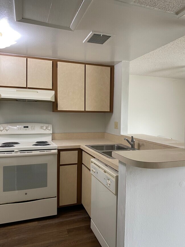 Building Photo - 592 Orange Dr