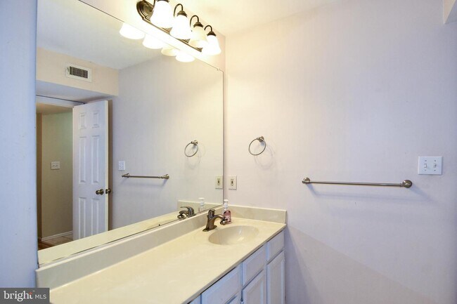 Foto del edificio - 13550 Lord Sterling Pl