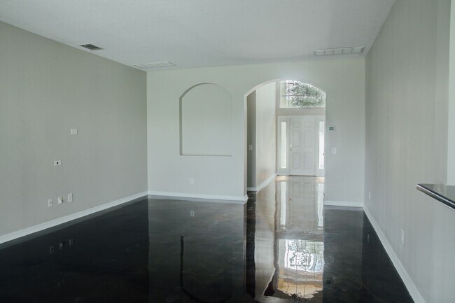 Foto del edificio - Elegant 5-Bedroom Pool Home with 3-Car Gar...