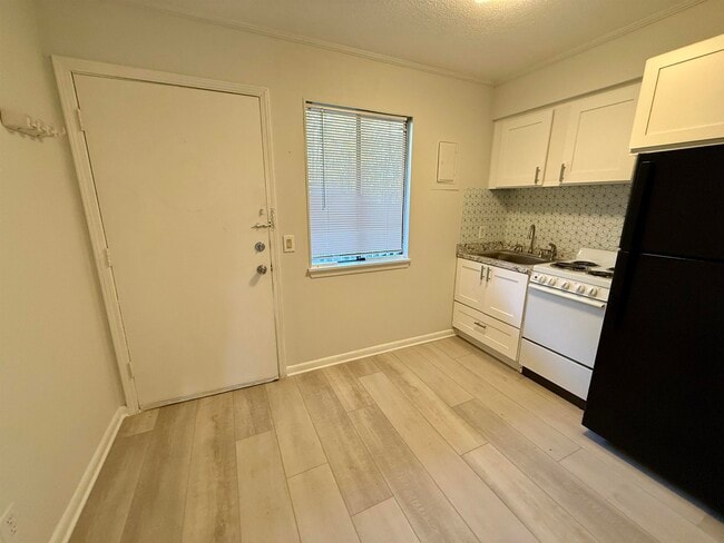 Building Photo - 610 Putters Ln