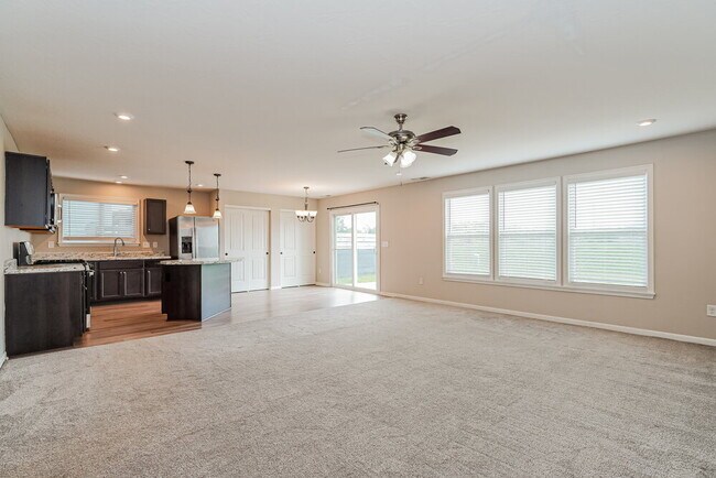Foto del edificio - 4996 Crestbrook Dr