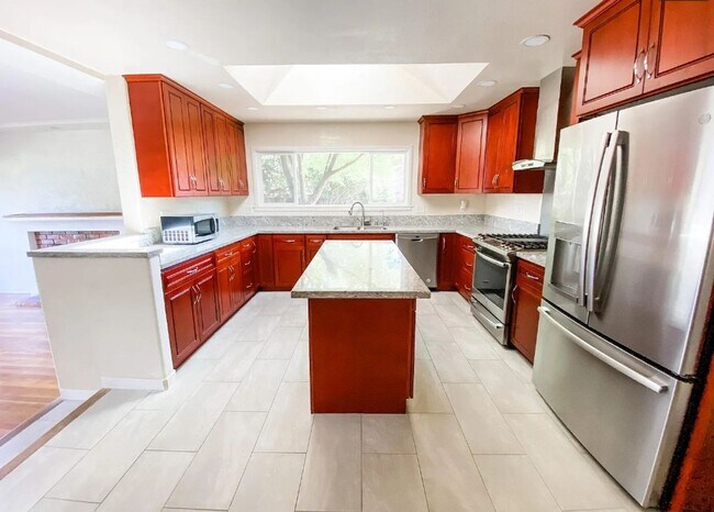 Foto del edificio - BEAUTIFUL HOME IN DESIREABLE CENTERVILLE, ...