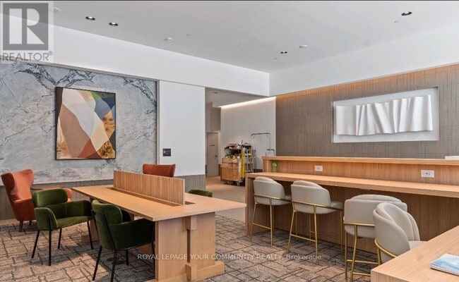 Photo du bâtiment - 395 Square One Dr