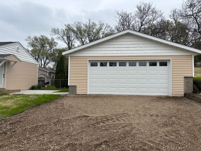 Building Photo - 3 Bedroom, 2.5 Bath Single Family Home w/2...