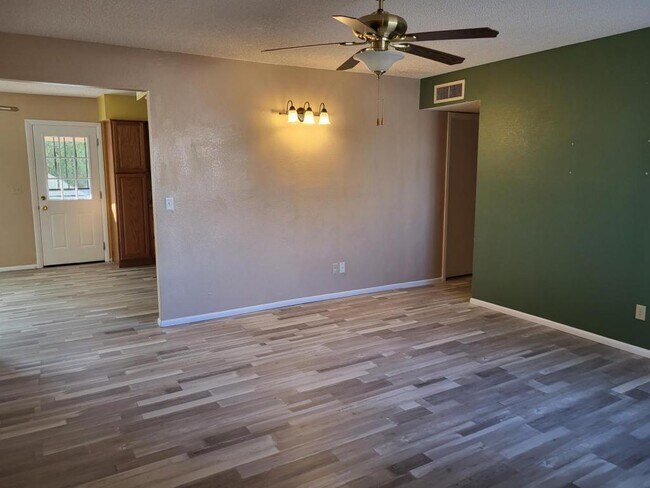Building Photo - 620 Ridgecrest Dr