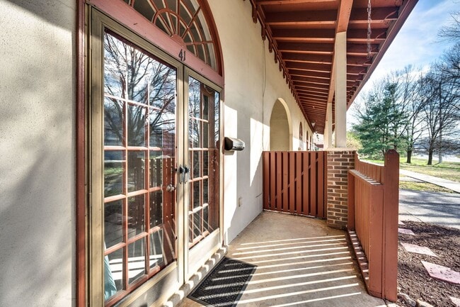 Building Photo - Great corner studio location in Belle Forest.