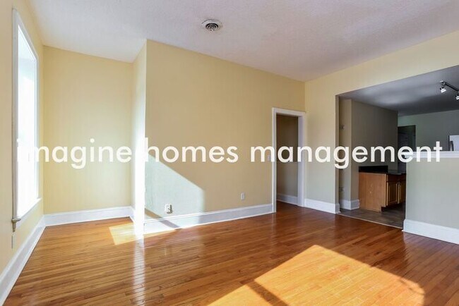 Building Photo - Recently Updated First Floor Unit in St. L...