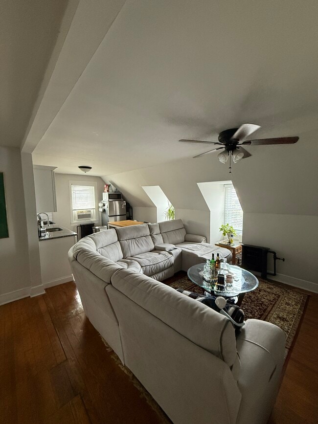 Building Photo - 319 Green Ln