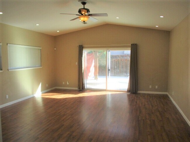 Foto del edificio - 4 bedroom corner lot home has nice upgrade...