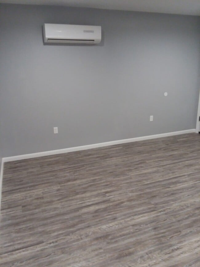 Building Photo - Small Efficient One Bedroom