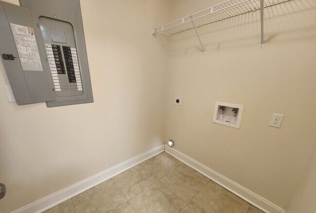 Building Photo - Great Area!