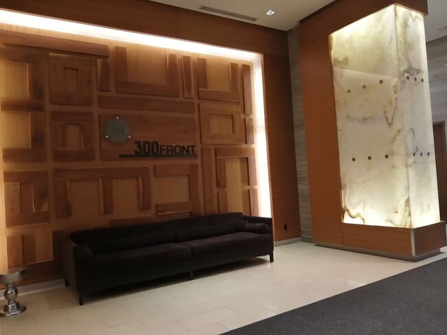 Photo du bâtiment - 300 Front St W