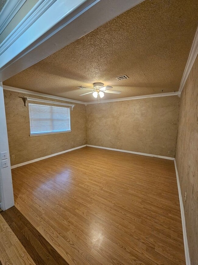 Building Photo - (3) Bed/(1.5) Bath (1) Car Garage Avail Ea...