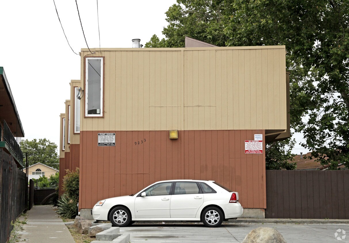 Primary Photo - 9233 Hillside St