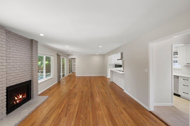 Building Photo - Spacious Menlo Park Retreat with 6 Bedroom...