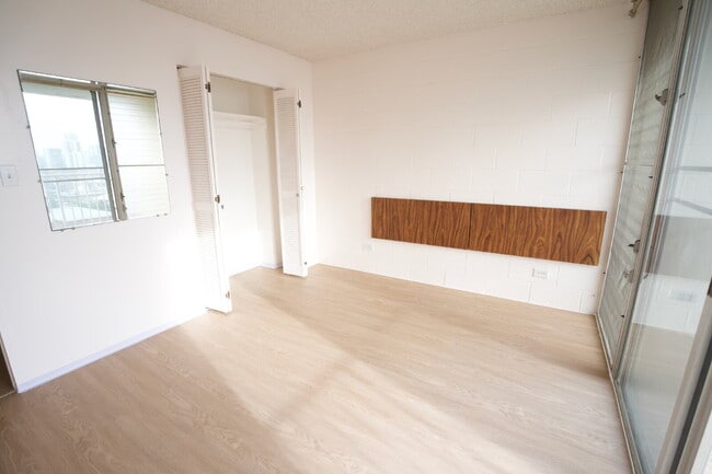 Building Photo - Renovated 1BR/1BA Condo w/ Parking & Large Lanai – Hale Hoaloha