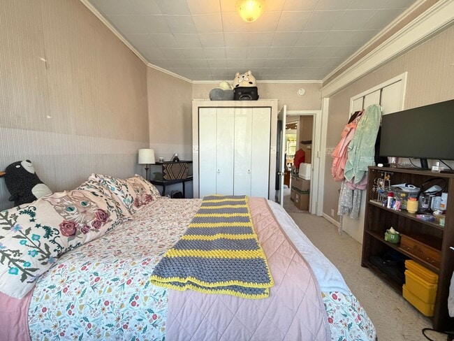 Building Photo - 1st Floor 2 Bedroom Apartment w/ Private Basement - Available July 1st