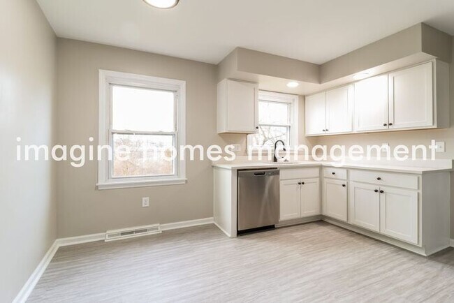 Building Photo - Pet-Friendly 4-Bedroom Home in Lakeside Park!