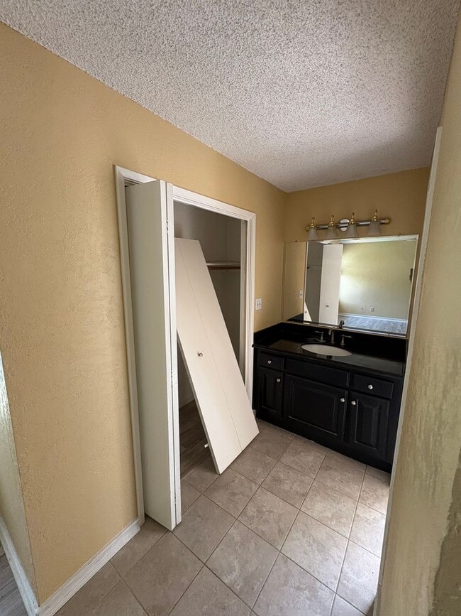 Building Photo - SW Visalia Home with Pool Available Now!